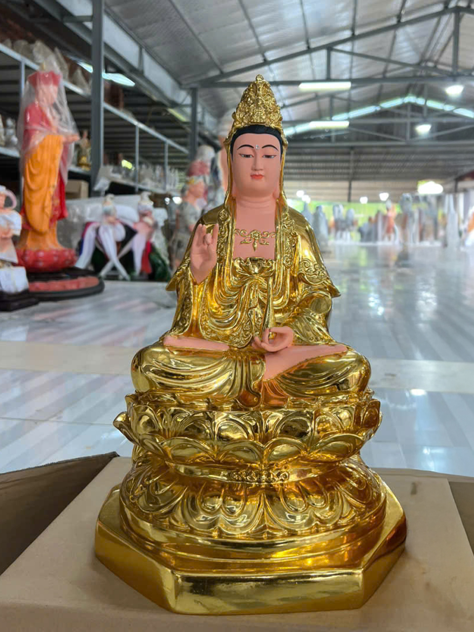 Tôn tượng Quan Thế Âm cao 45cm, dát vàng